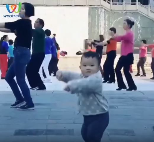 阿嬤「練廣場舞」天天帶孫子去，沒想到音樂一下「小孫子居然...」眾人驚呼：是奇才！