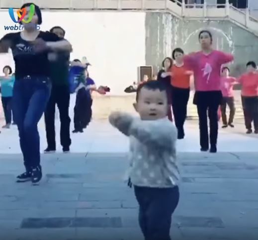 阿嬤「練廣場舞」天天帶孫子去，沒想到音樂一下「小孫子居然...」眾人驚呼：是奇才！