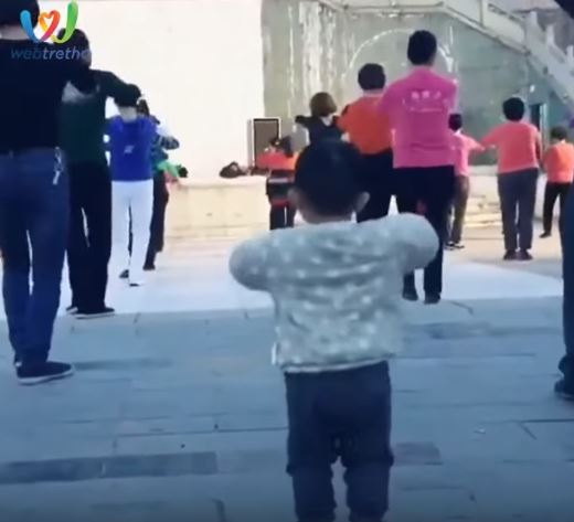 阿嬤「練廣場舞」天天帶孫子去，沒想到音樂一下「小孫子居然...」眾人驚呼：是奇才！