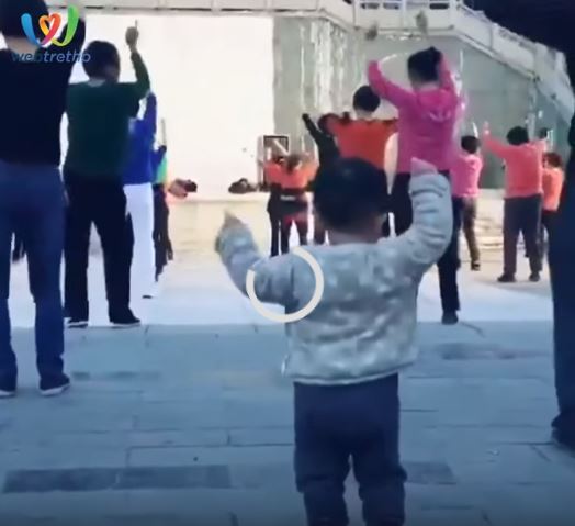 阿嬤「練廣場舞」天天帶孫子去，沒想到音樂一下「小孫子居然...」眾人驚呼：是奇才！