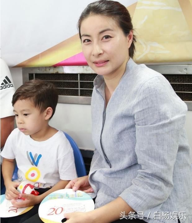 嫁豪門卻「從不炫富」的4位女星！老公都是總裁、「她」更被稱嫁入豪門的模範！