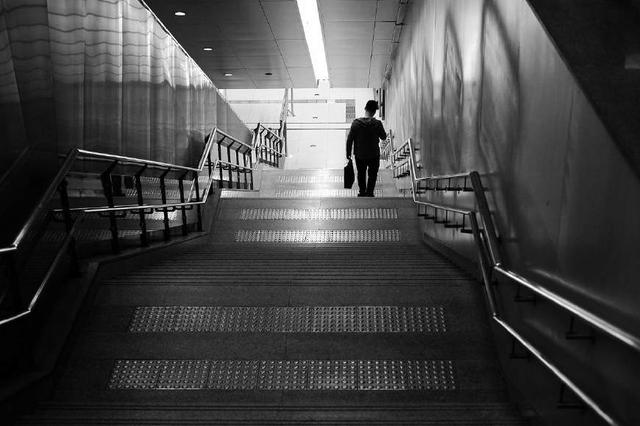 老闆請客說好「誰也不准走」，員工吃到一半卻「非要回家」，老闆知道實情後反幫他升職加薪！