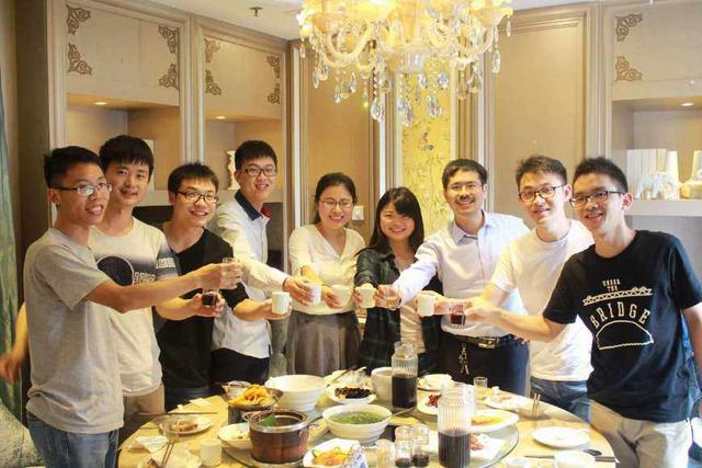 老闆請客說好「誰也不准走」，員工吃到一半卻「非要回家」，老闆知道實情後反幫他升職加薪！