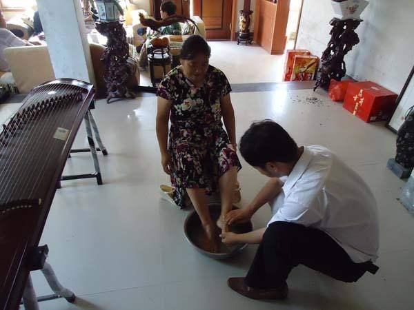 老闆請客說好「誰也不准走」，員工吃到一半卻「非要回家」，老闆知道實情後反幫他升職加薪！