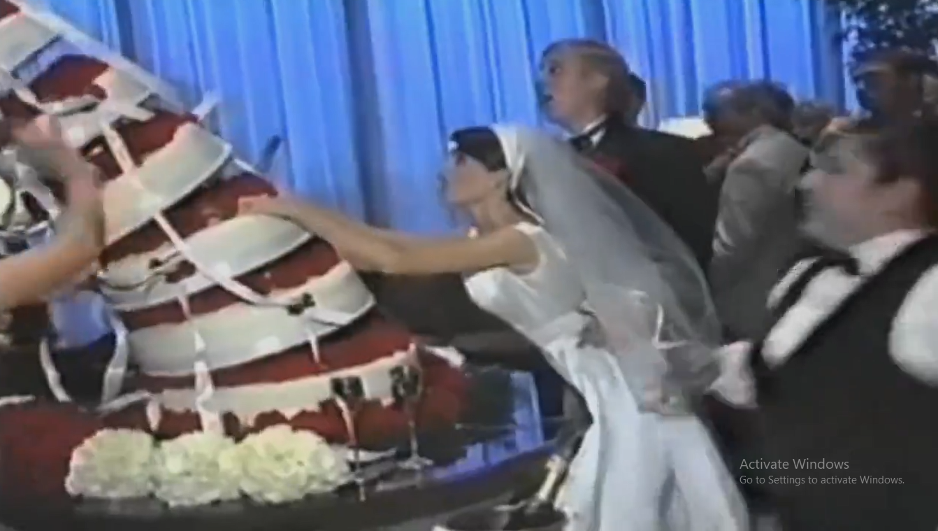 新娘「高舉捧花接受眾人歡呼」走出來，沒想到下一秒卻發生「永生難忘一幕」網友全嚇傻！