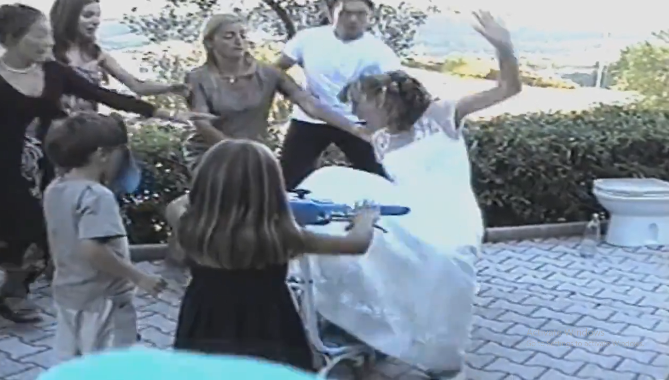 新娘「高舉捧花接受眾人歡呼」走出來，沒想到下一秒卻發生「永生難忘一幕」網友全嚇傻！