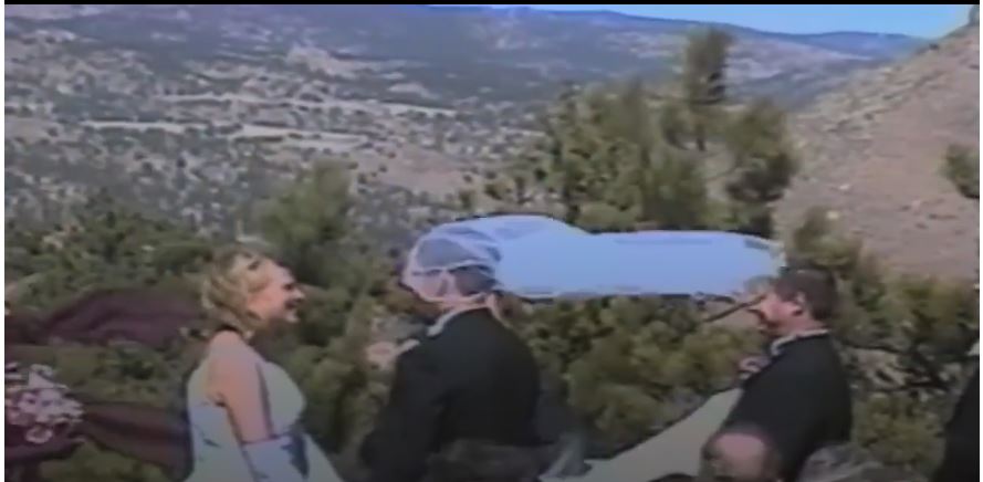 新娘「高舉捧花接受眾人歡呼」走出來，沒想到下一秒卻發生「永生難忘一幕」網友全嚇傻！