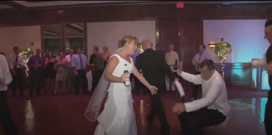 新娘「高舉捧花接受眾人歡呼」走出來，沒想到下一秒卻發生「永生難忘一幕」網友全嚇傻！