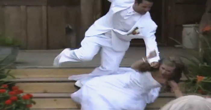 新娘「高舉捧花接受眾人歡呼」走出來，沒想到下一秒卻發生「永生難忘一幕」網友全嚇傻！