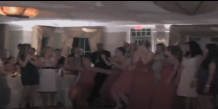 新娘「高舉捧花接受眾人歡呼」走出來，沒想到下一秒卻發生「永生難忘一幕」網友全嚇傻！