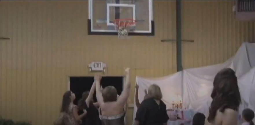 新娘「高舉捧花接受眾人歡呼」走出來，沒想到下一秒卻發生「永生難忘一幕」網友全嚇傻！