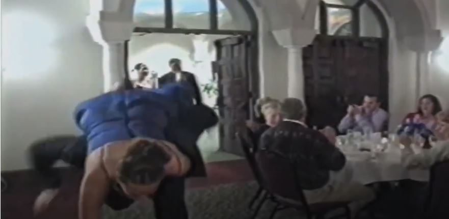 新娘「高舉捧花接受眾人歡呼」走出來，沒想到下一秒卻發生「永生難忘一幕」網友全嚇傻！