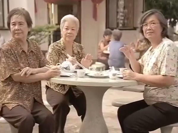 4位老媽媽聚會「炫耀兒子是醫生」一天賺45萬！大家互不相讓「她淡定一句話」直接大獲全勝