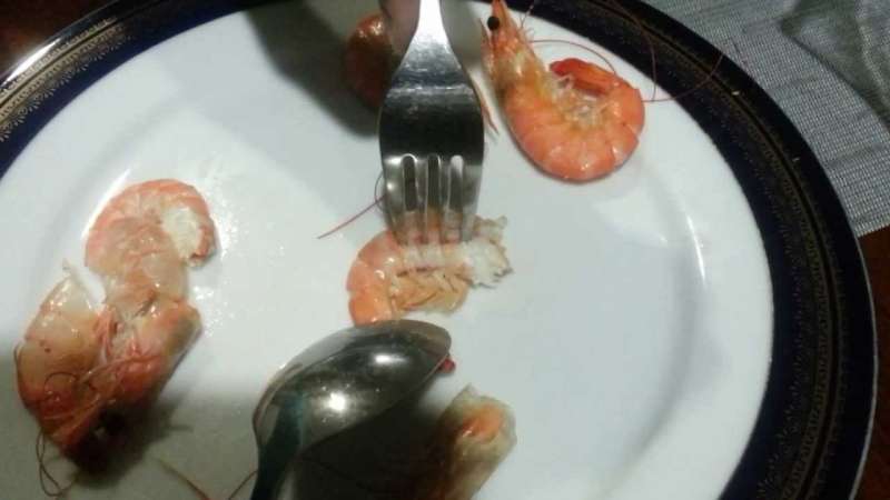 神人分享「3秒剝一隻蝦」優雅不沾手！傳授心法「蝦尾不要切斷」輕輕一拉就出來~