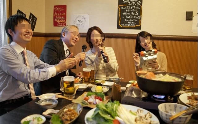 老闆請客說好「誰也不准走」，員工吃到一半卻「非要回家」，老闆知道實情後反幫他升職加薪！