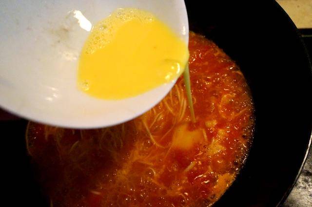 家常菜「蕃茄雞蛋麵」，顏色漂亮味道酸甜，讓人胃口大開！