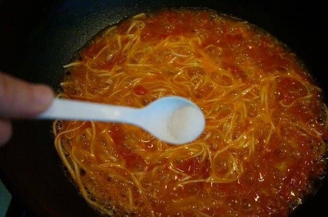 家常菜「蕃茄雞蛋麵」，顏色漂亮味道酸甜，讓人胃口大開！