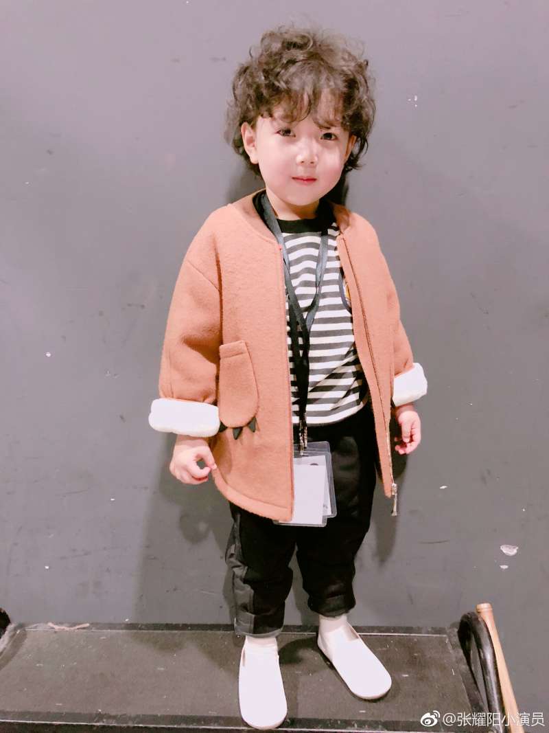 4歲萌娃「走秀被撞倒」全場替他冒冷汗！下一秒「根本超模等級」敬業演出...擄獲眾人心！