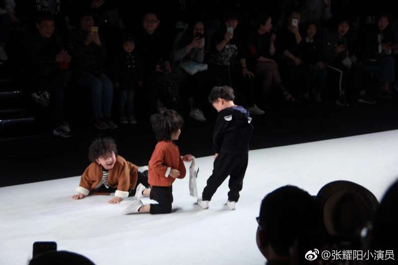 4歲萌娃「走秀被撞倒」全場替他冒冷汗！下一秒「根本超模等級」敬業演出...擄獲眾人心！