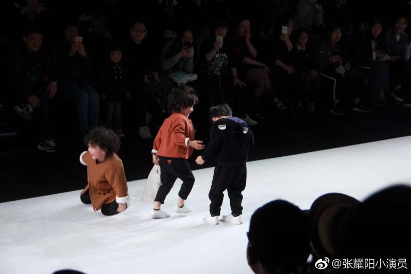 4歲萌娃「走秀被撞倒」全場替他冒冷汗！下一秒「根本超模等級」敬業演出...擄獲眾人心！