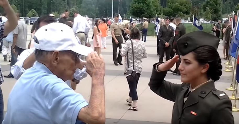 老爺爺向女軍官敬禮：「長官，請准許我擁抱她！」　下一秒「兩人恢復身分」全球動容