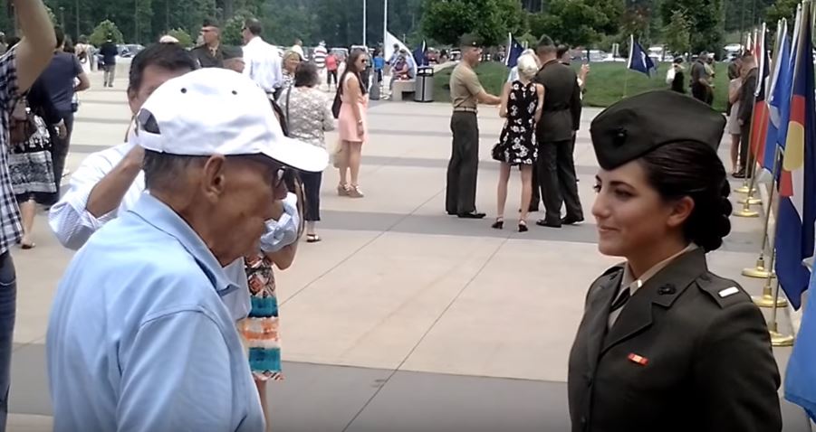 老爺爺向女軍官敬禮：「長官，請准許我擁抱她！」　下一秒「兩人恢復身分」全球動容
