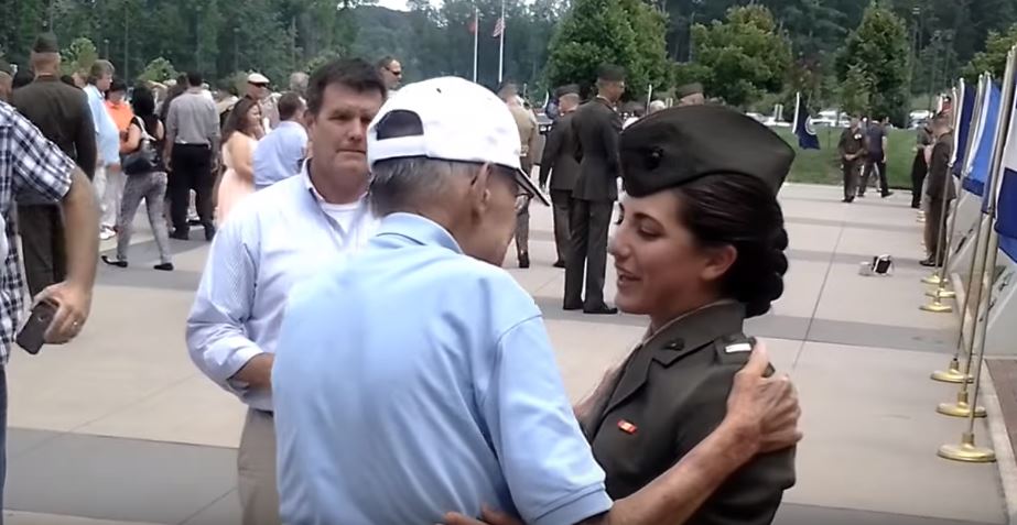 老爺爺向女軍官敬禮：「長官，請准許我擁抱她！」　下一秒「兩人恢復身分」全球動容