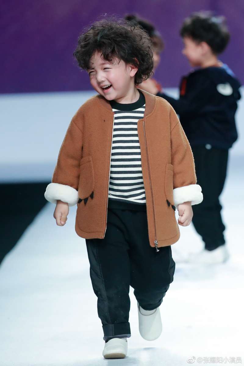 4歲小男孩走秀「被同伴撞倒」跌成一團　他站起來後「超模級態度」全場笑翻鼓掌