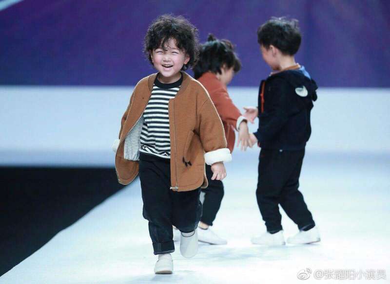 4歲小男孩走秀「被同伴撞倒」跌成一團　他站起來後「超模級態度」全場笑翻鼓掌