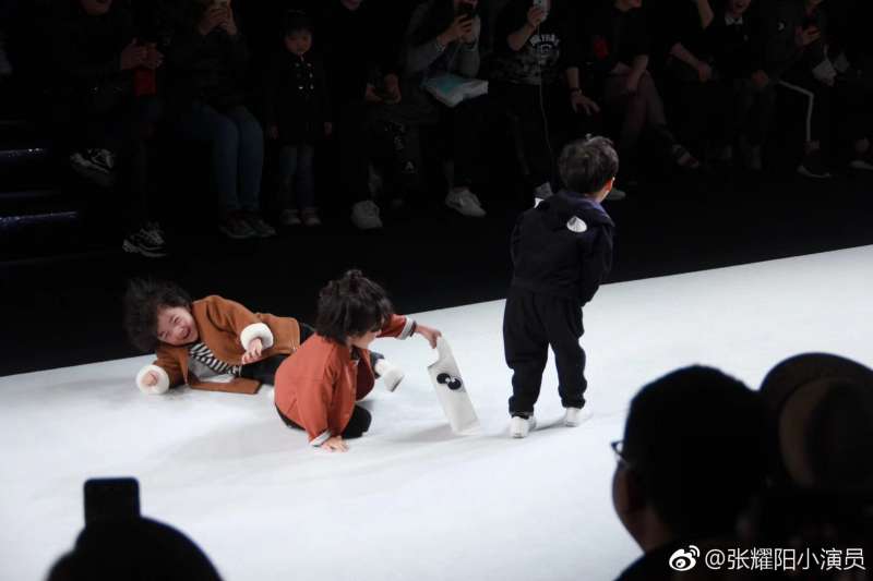 4歲小男孩走秀「被同伴撞倒」跌成一團　他站起來後「超模級態度」全場笑翻鼓掌