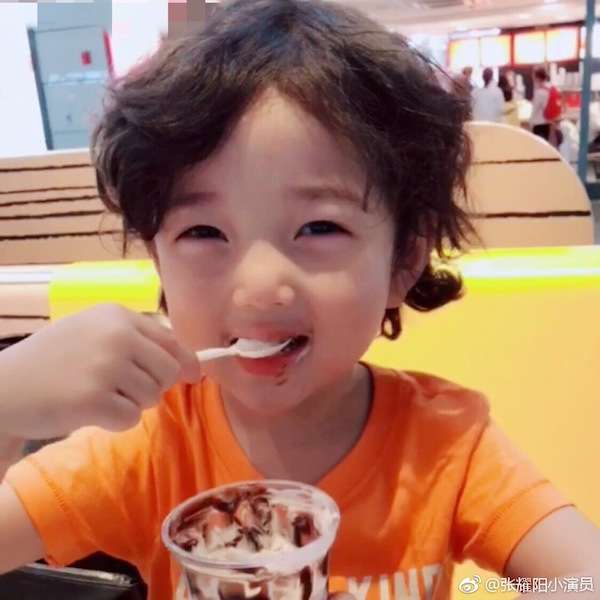 4歲小男孩走秀「被同伴撞倒」跌成一團　他站起來後「超模級態度」全場笑翻鼓掌