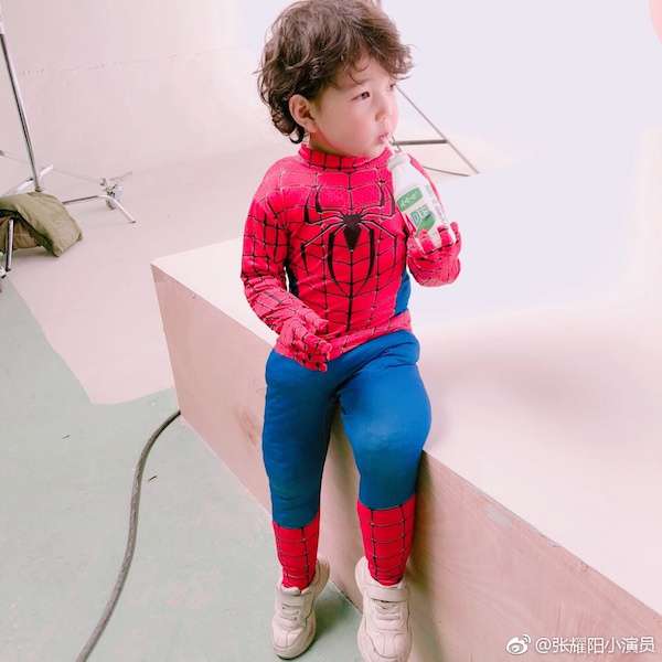 4歲小男孩走秀「被同伴撞倒」跌成一團　他站起來後「超模級態度」全場笑翻鼓掌