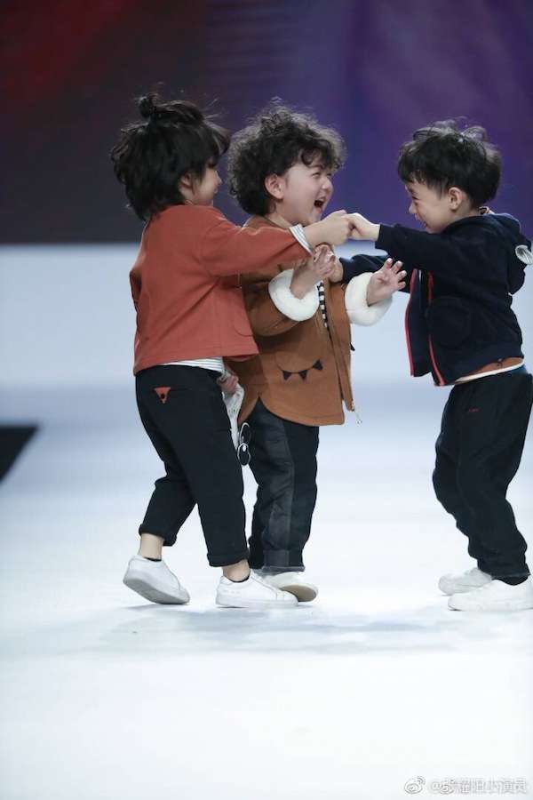 4歲小男孩走秀「被同伴撞倒」跌成一團　他站起來後「超模級態度」全場笑翻鼓掌