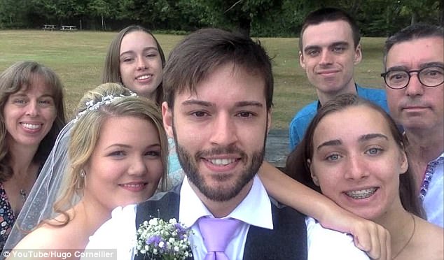 他從12歲「天天自拍一張臭臉照」　9年後「最後一張終於笑了」感動千萬網友：愛的力量❤