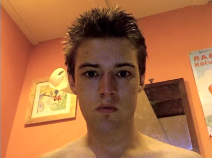 他從12歲「天天自拍一張臭臉照」　9年後「最後一張終於笑了」感動千萬網友：愛的力量❤