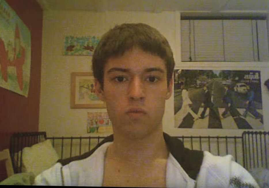 他從12歲「天天自拍一張臭臉照」　9年後「最後一張終於笑了」感動千萬網友：愛的力量❤