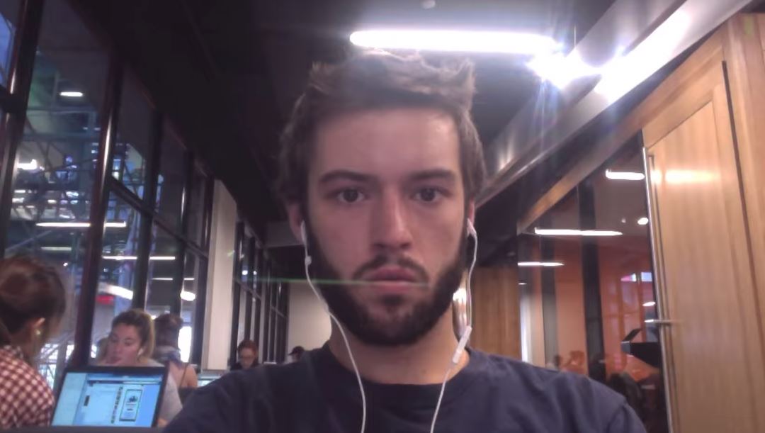 他從12歲「天天自拍一張臭臉照」　9年後「最後一張終於笑了」感動千萬網友：愛的力量❤