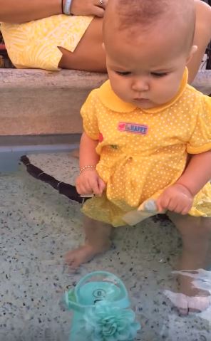 媽媽放任「6個月寶寶在水中掙扎」拍影片被罵翻！但她說出「袖手旁觀原因」所有人讚爆了！