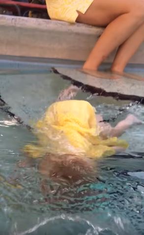 媽媽放任「6個月寶寶在水中掙扎」拍影片被罵翻！但她說出「袖手旁觀原因」所有人讚爆了！