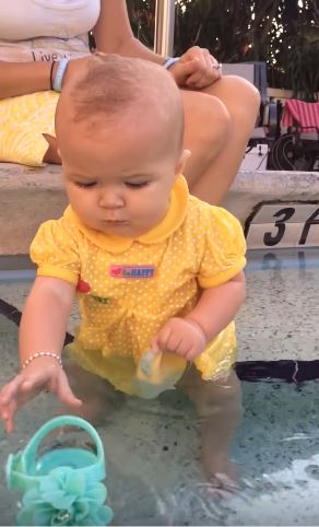 媽媽放任「6個月寶寶在水中掙扎」拍影片被罵翻！但她說出「袖手旁觀原因」所有人讚爆了！