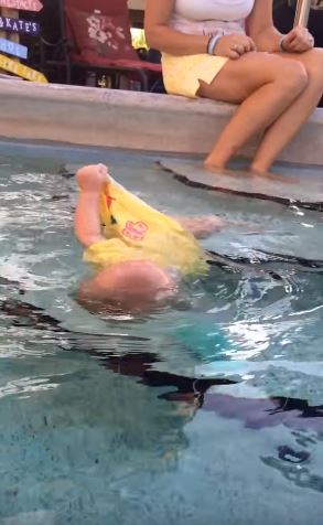 媽媽放任「6個月寶寶在水中掙扎」拍影片被罵翻！但她說出「袖手旁觀原因」所有人讚爆了！