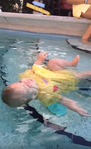 媽媽放任「6個月寶寶在水中掙扎」拍影片被罵翻！但她說出「袖手旁觀原因」所有人讚爆了！