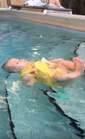 媽媽放任「6個月寶寶在水中掙扎」拍影片被罵翻！但她說出「袖手旁觀原因」所有人讚爆了！