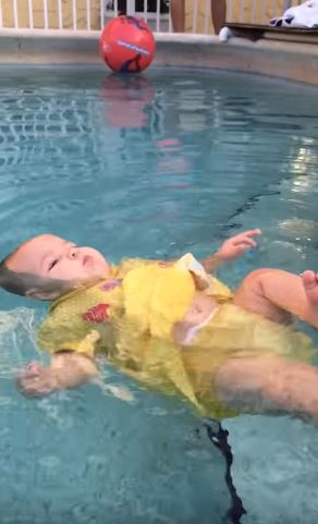 媽媽放任「6個月寶寶在水中掙扎」拍影片被罵翻！但她說出「袖手旁觀原因」所有人讚爆了！