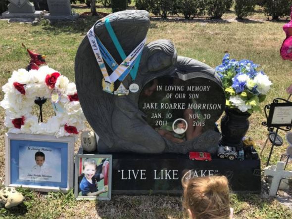 媽媽放任「6個月寶寶在水中掙扎」拍影片被罵翻！但她說出「袖手旁觀原因」所有人讚爆了！