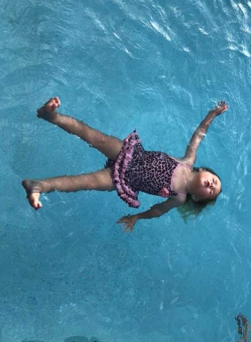 媽媽放任「6個月寶寶在水中掙扎」拍影片被罵翻！但她說出「袖手旁觀原因」所有人讚爆了！