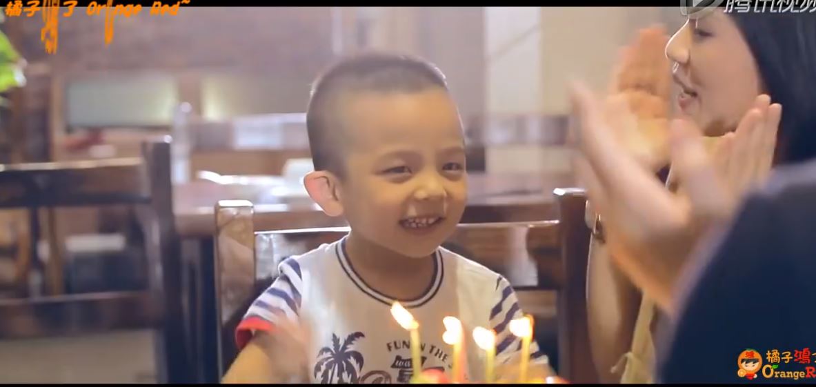 「啞巴父親」帶著水果來公司找兒子，兒子卻「一臉難為情」不願見他！直到他發現...