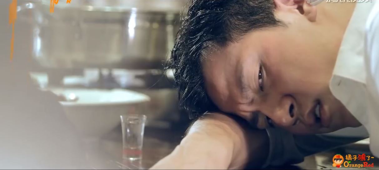 「啞巴父親」帶著水果來公司找兒子，兒子卻「一臉難為情」不願見他！直到他發現...