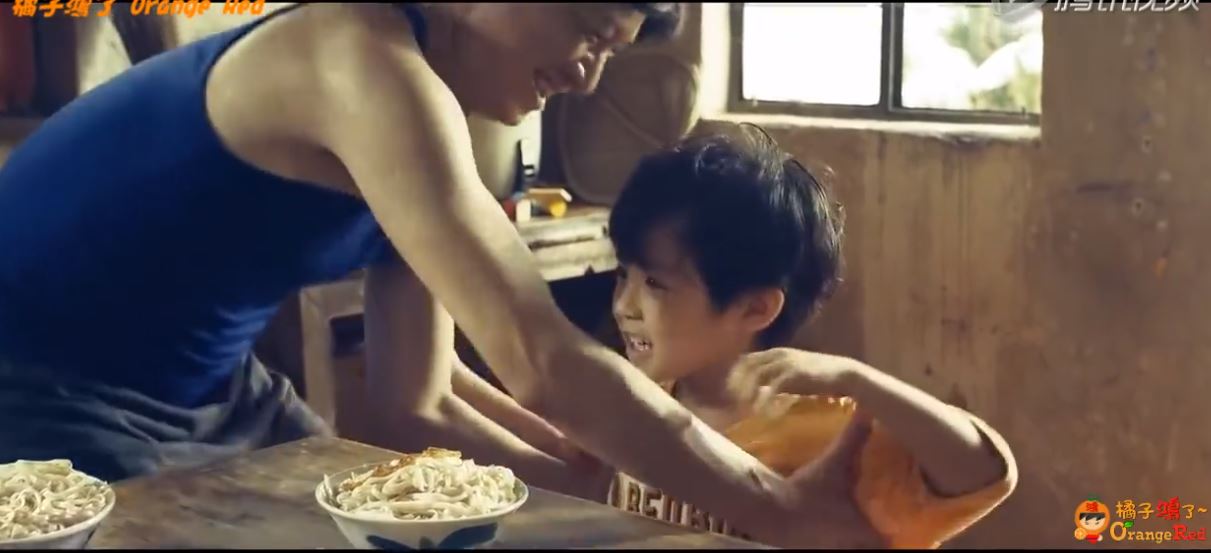 「啞巴父親」帶著水果來公司找兒子，兒子卻「一臉難為情」不願見他！直到他發現...