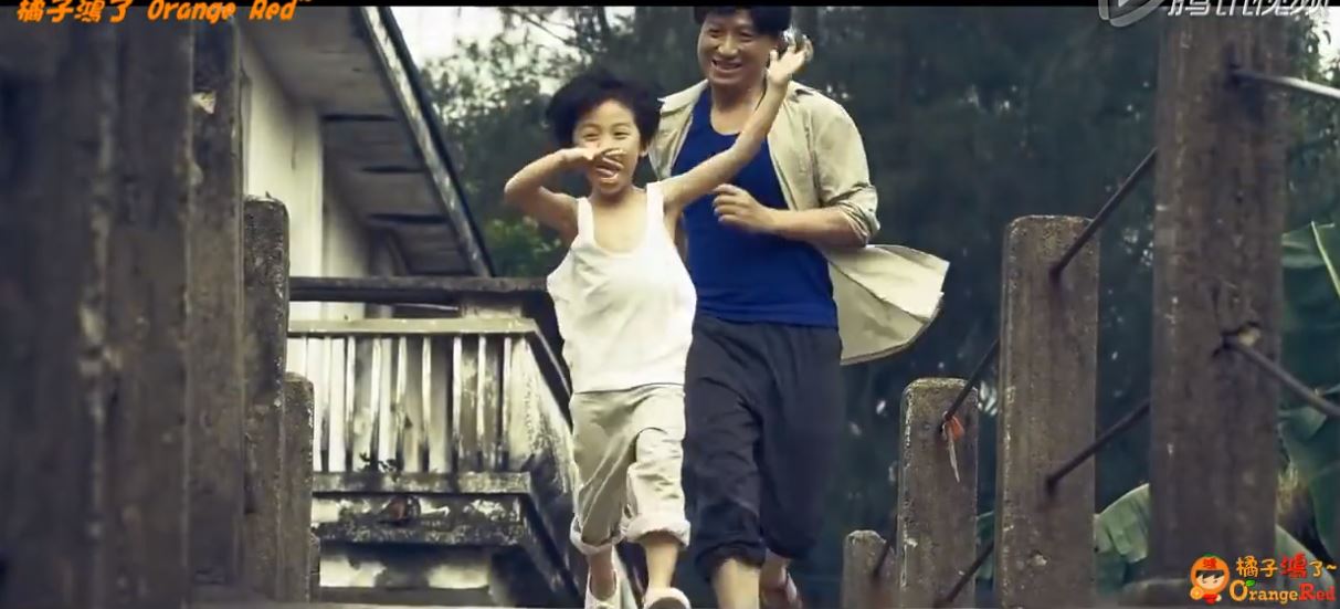 「啞巴父親」帶著水果來公司找兒子，兒子卻「一臉難為情」不願見他！直到他發現...